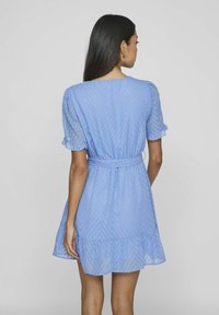 VILA KURZEN ÄRMELN TAILLENGÜRTEL - Jurk - coronet blue