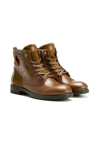 Bottines en cuir marron avec des accents en suède, bout rond, design à lacets, col en tissu gris texturé, et semelle plate en caoutchouc.