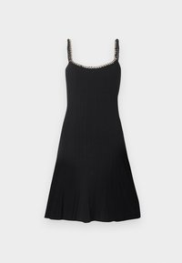 Μαύρο αμάνικο φόρεμα με ριμπ υφή, φαρδύ τελείωμα και διακοσμητική αλυσίδα κατά μήκος του ντεκολτέ και των τιράντες, σε απλό φόντο.