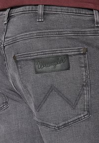 Wrangler FRONTIER - Sirgete säärtega teksad - blackout