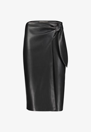 Schwarzer Lederbleistiftrock mit einer Bindung am Bund. Verfügt über eine glatte Textur und ein figurbetontes Design, das bis zum Knie reicht.