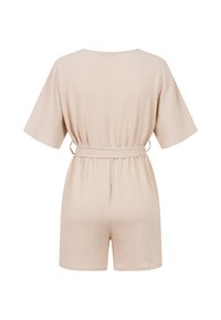 Combinaison beige à manches courtes avec un col rond et une ceinture assortie en tissu à la taille, vue de dos.