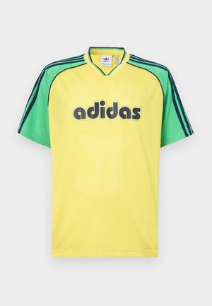 T-shirt de sport jaune en mesh Adidas à manches courtes avec des manches vertes et des détails bleu foncé à trois bandes sur les épaules et les manches.