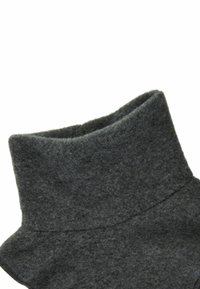 Collare alto grigio in feltro. Tessuto morbido con una finitura liscia. Dettagli delle cuciture visibili lungo la curvatura del colletto per un look su misura.