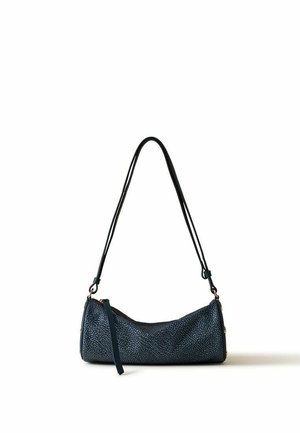 Borsa a tracolla cilindrica blu scuro con superficie testurizzata e lunghe sottili tracolle, mostrata su sfondo bianco.
