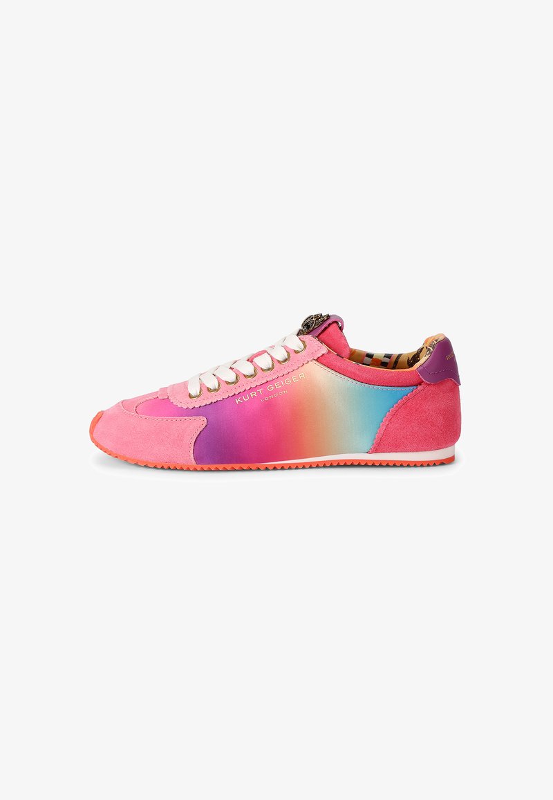 Low-profile sneaker met een verloop van roze naar blauw bovenwerk, witte veters, oranje zool en het logo "Kurt Geiger London" aan de zijkant.