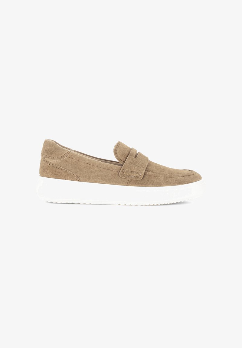 Mocassin beige en daim à enfiler avec une semelle épaisse en caoutchouc blanc et un détail de bride sur le dessus.