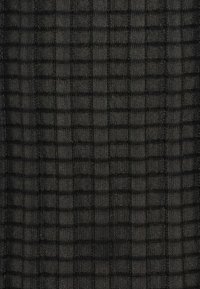 Μαύρος υφασμάτινος καμβάς με υφή που διαθέτει σχέδιο πλέγματος με ανασηκωμένα τετράγωνα, που επιδεικνύει μια διάφανα και υφαντή εμφάνιση.