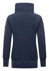 Mørk blå fleece-pull med høy krage, lange ermer og ribbestrikkede mansjetter. Glatt tekstur og en liten logo aksent nederst.