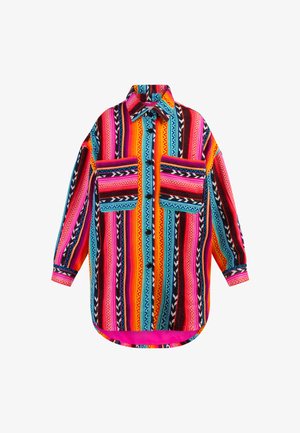Chemise surdimensionnée colorée avec des motifs rayés vibrants en rose, orange, bleu et noir. Elle comprend deux poches avant et un col.