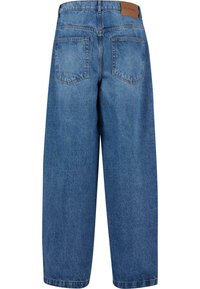 Jean en denim bleu à coupe décontractée, taille haute, avec deux poches arrière et une étiquette en cuir marron au niveau de la taille. Tissu doux et texturé.