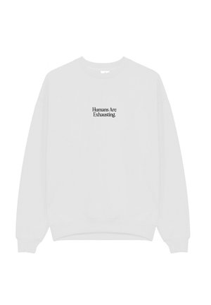 Witte sweater met ronde hals en zwarte tekst gecentreerd op de borst met de tekst "Humans Are Exhausting."