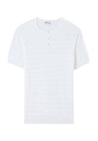 T-shirt bianco a maniche corte in maglia con scollatura rotonda e patta con tre bottoni. Presenta un delicato motivo a rilievo su tutta la superficie.