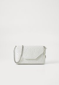 Borsa a mano bianca con texture e forma a busta, dotata di chiusura a scatto e una tracolla in catena argentata, decorata con borchie iridescenti.