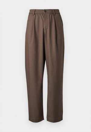 Brune bukser med en afslappet pasform, folder foran, elastisk taljebånd og knaplukning. Stoffet har en glat, blød tekstur.