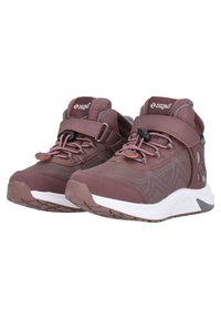 Bordeaux atletische schoenen van mesh stof, met een verstelbare strap en rubberen zool. Heeft een gestructureerd lichaam en duurzame leren accenten.