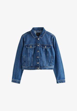 Jeansowa kurtka w średnim niebieskim kolorze z klasycznym kołnierzykiem, długimi rękawami, kieszeniami na piersi i zapięciem na guziki. Posiada szczegóły w postaci zakrzywionych szwów oraz srebrne okucia.