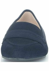 Marineblauwe suède loafers met een gladde textuur, een ronde neus en een gestikte accent over de voorkant voor extra detail.