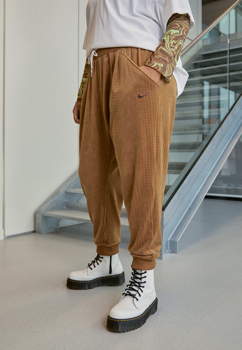 Nike Sportswear JOGGER Tracksuit bottoms ale brown/light bone/brown