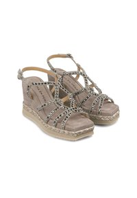 Sandali con zeppa in suede beige, caratterizzati da molteplici cinghie incrociate e adornati con borchie argentate, con una suola piattaforma avvolta in juta.