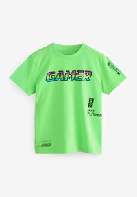 Zaļa īsām piedurknēm t-krekls, kurā uzdrukāts "GAMER" biezā, gradientā tekstā, ar papildus melniem un ziliem grafikas elementiem apakšējā priekšā un piedurknē.