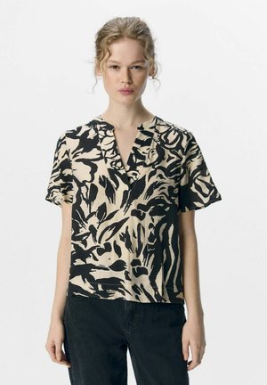 Kortærmet bluse med V-hals i beige med sort blomsterprint. Blødt, let stof, afslappet pasform og ingen synlig hardware.