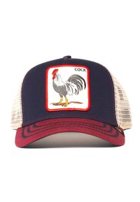 Cappellino da baseball con una parte frontale blu navy, dettagli rossi e un retro in rete. Presenta un graphic ricamato di un gallo e il testo "COCK" su una toppa quadrata.