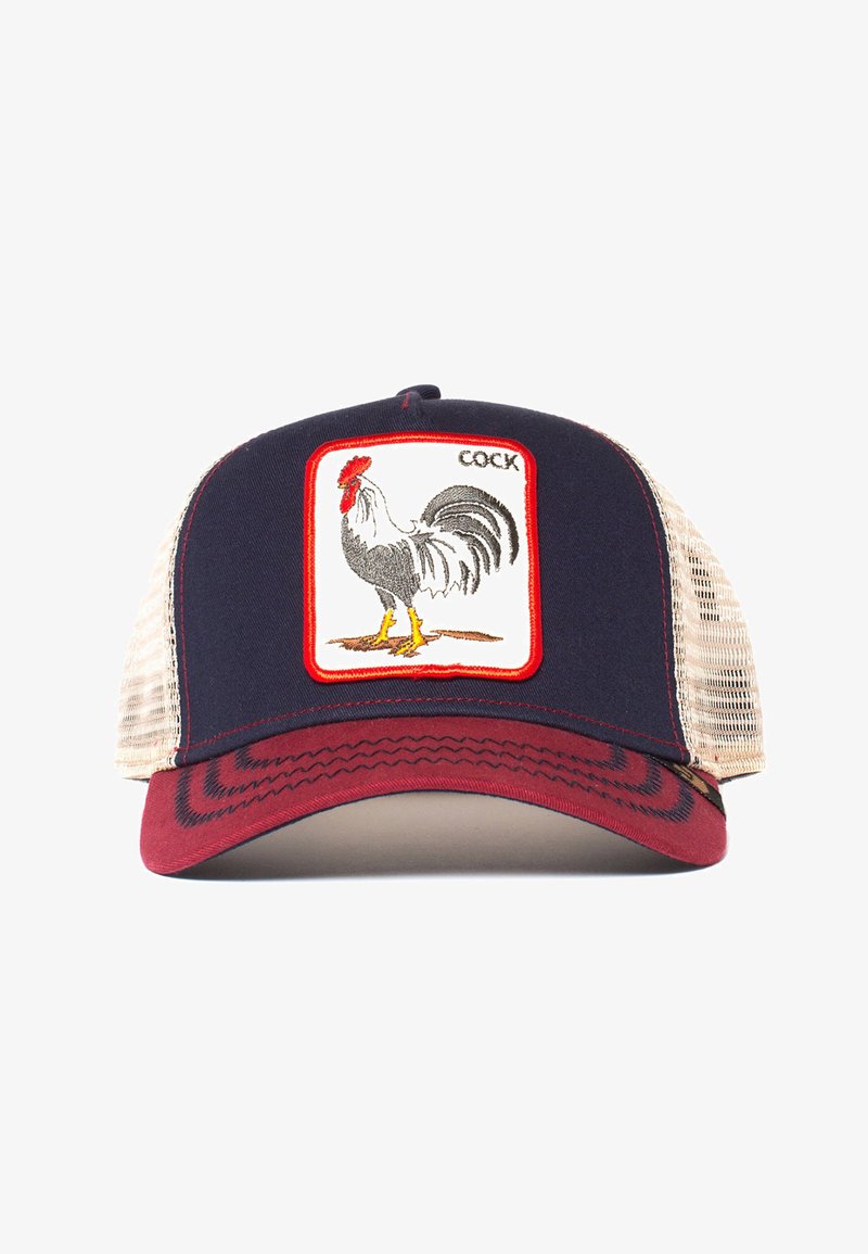 Cappellino da baseball con una parte frontale blu navy, dettagli rossi e un retro in rete. Presenta un graphic ricamato di un gallo e il testo "COCK" su una toppa quadrata.