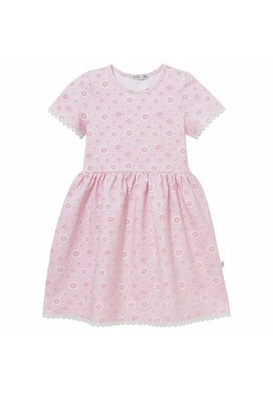 Różowa sukienka dziewczęca z krótkim rękawem z białym i różowym wzorem stokrotek, okrągłym dekoltem, marszczoną talią i falbankową koronką na rękawach i dole.