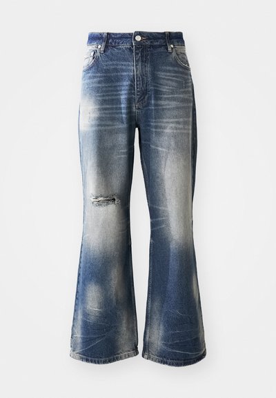 Siniset levenevät farkut, joissa on haalistuneita alueita ja kulutettu polviyksityiskohta. Valmistettu denimistä, varustettu nappikiinnityksellä ja viidellä taskulla.