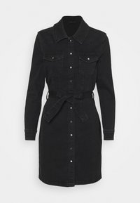 Vestido camisa de mezclilla negra con cuello de solapa, mangas largas y cintura ceñida con cinturón. Presenta bolsillos en el pecho y cierre frontal con botones.