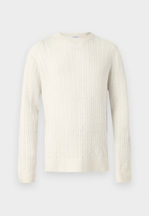 Roomkleurige kabelgebreide trui met lange mouwen en een ronde hals, met een gestructureerd patroon over de hele stof.