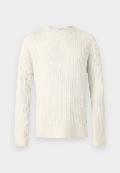 Μπεζ πλεκτό πουλόβερ με σχέδιο κοτσίδας, μακριά μανίκια και στρογγυλή λαιμόκοψη, με υφασμάτινο ανάγλυφο μοτίβο σε όλο το ύφασμα.