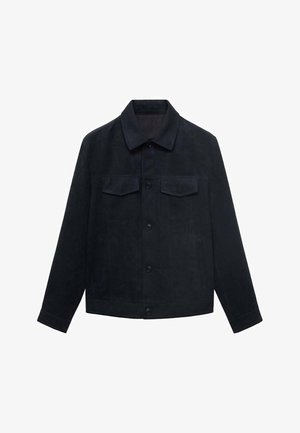 Veste en suède bleu marine avec un col étalé, une fermeture à boutons sur le devant, deux poches poitrine et des manches longues. Présente une texture lisse et un design épuré.