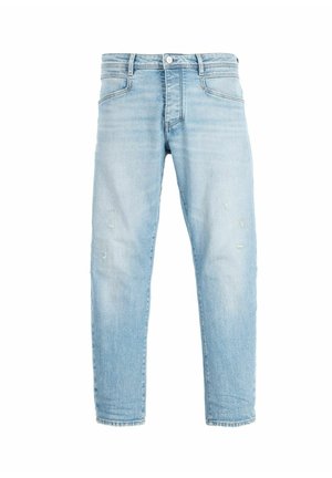 Jeans de denim azul claro con un ajuste recto, que presentan rasgaduras sutiles, bolsillos frontales y un cierre de botón clásico.