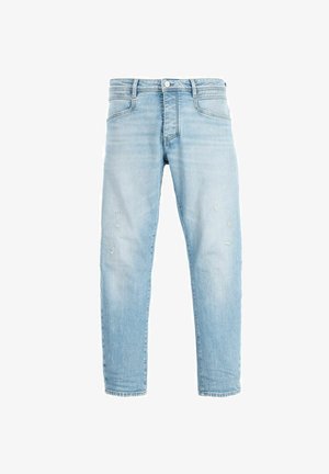 Jeans de denim azul claro con un ajuste recto, que presentan rasgaduras sutiles, bolsillos frontales y un cierre de botón clásico.