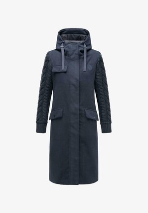 Hosszú, sötétszürke kabát kapucnival, textúrált kötött ujjúval, patentos záródással, két első zsebbel és diszkrét logóval a mellrészen.