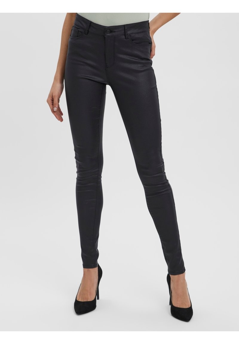 Jean skinny en cuir synthétique noir avec une texture lisse, présentant une coupe ajustée, des passants de ceinture et des poches avant.