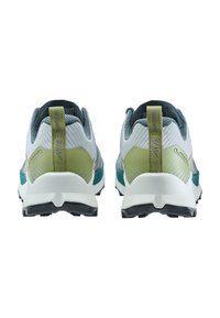Twee paar sportschoenen, met een grijs en groen ontwerp, van achteren getoond, waarbij het logo en de hieldetails zichtbaar zijn.