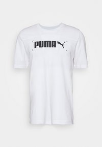 Camiseta blanca de algodón con mangas cortas, que presenta un gran logotipo negro de "PUMA" y un gráfico más pequeño de un puma en el frente. Cuello redondo clásico.