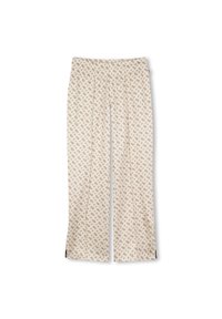 Ljust beige vida byxor med geometriska bruna mönster, elastisk midja och sidofickor vid fållen, tillverkade av ett mjukt tyg.