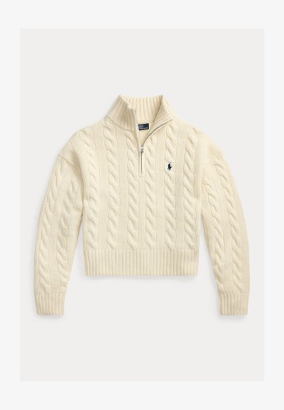 Kremfarvet kabelstrikket sweater med kvart lynlås krave og lille navy broderet logo på venstre bryst.