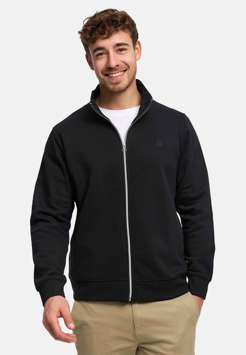 Svart zip-up sweatshirt i mjukt tyg med hög krage, utrustad med en subtil logotyp på bröstet samt elastiska muddar och nederkant.