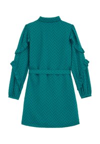 Rochie teal cu un model texturat în zigzag, mâneci lungi cu volane, guler și o curea din același material la talie.