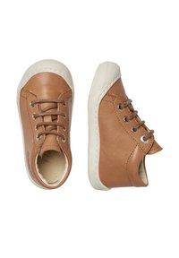 Braune Leder sneakers mit weißen Gummisohlen. Mit Ösen für Schnürsenkel, abgerundeter Spitze und genähten Details. Glatte Textur.