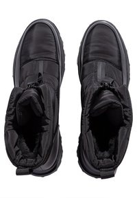 Botas impermeables negras con un acabado mate y suave, diseño de tobillo alto, punta redondeada, tela texturizada y un lazo en la parte trasera.