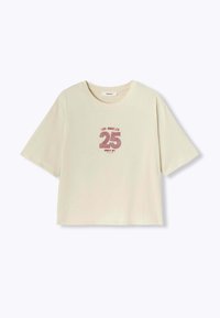 T-shirt cropped de couleur crème avec des manches courtes, présentant un imprimé graphique rouge portant la mention "LOS ANGELES 25" sur le devant.