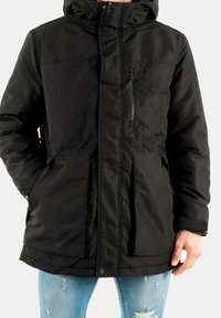 Parka nera isolata con tasca sul petto con zip, due tasche frontali e cappuccio. Realizzata in tessuto liscio e resistente all'acqua con una vestibilità dritta.
