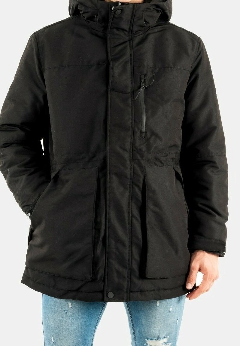 Parka nera isolata con tasca sul petto con zip, due tasche frontali e cappuccio. Realizzata in tessuto liscio e resistente all'acqua con una vestibilità dritta.