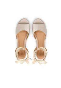 Béžové sandály s otevřenou špičkou, hladký textilní svršek, kožená stélka a dekorativní stuhy na kotníku. Plný podpatek, minimalistický design.